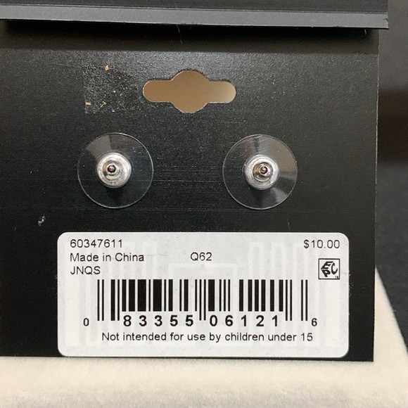 NWT Napier silver tone faux pearl earrings - Picture 2 of 2